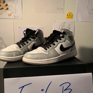 Jordan 1 mid light grey - Ett par mid light grey i bra skick! Dem är tyvärr lite creasade samt använda och nötta på vissa ställen. Detta är bara synligt om man kollar nära och skulle säga att skicket är 8/10 :)  storlek 42      Finns ej box eller kvitto då dem köptes av en nära vän