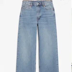 Snygga jeans från Monki💕 Bra skick då de endast är använda ett fåtal gånger, storlek:  24                                           Köparen står för frakt🤍🤍