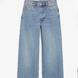 Jeans från MONKI - Snygga jeans från Monki💕 Bra skick då de endast är använda ett fåtal gånger, storlek:  24                                           Köparen står för frakt🤍🤍