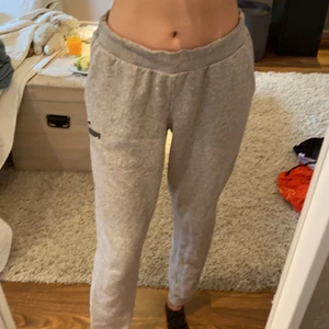 Puma mysisbyxor, storlek 40 M/L - Dom är bra i längden på mig som är 175cm men lite stora de är också därför jag inte använt dom mer än 5 gånger så dom är i bra skick.