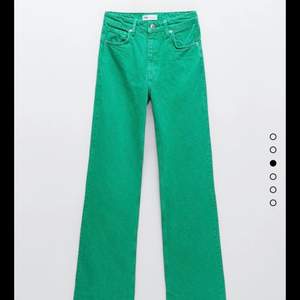 Gröna högmidjade jeans från zara köpta i våras men bara använts en gång. Klippta då de var väldigt långa när jag köpte dem, jag är 166 o dem går under ankeln. Storlek 38