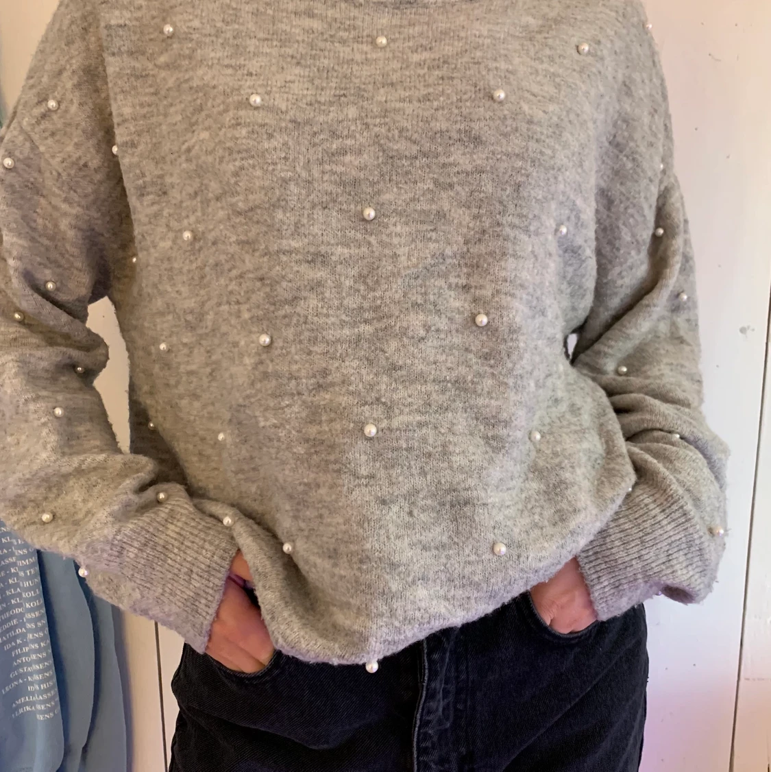 Grå stickad tröja med pärlor