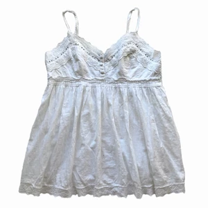 Gulligt linne - Linne med så söta detaljer! Har reglerbara axelband. Passar mig med storlek S, men kan även passa M och nog även XS. Har några små fläckar som man knappt lägger märke till. Hör av dig om du har frågor eller är intresserad🤝