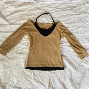 2-in-1 topp!! - Så rolig 2 i 1-topp! (Det är INTE ett helt linne under utan tröjan ser ut som på bilden!). Tyvärr inte använt då den är för lik min egna hudfärg men så fint!😭 köpt SH