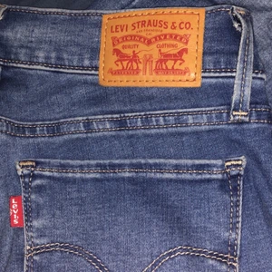 Levis jeans  - Säljer dessa jeans pga sitter inte snyggt på mig och dom kommer aldrig till andvändning, säljer för 440kr + frakt 66kr , storlek 26 (s) dom sitter lite stort på mig som har xs i jeans❤️ andvänt 2 gånger 