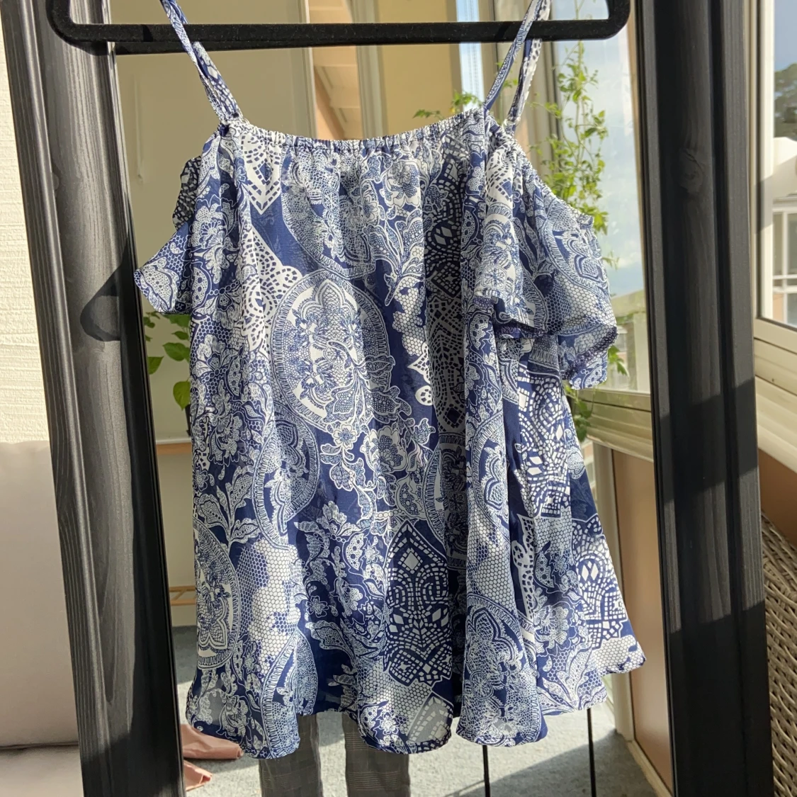 Flowy half off-shoulder top - 90