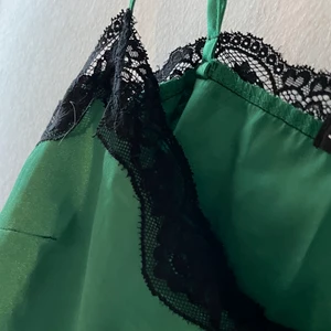 Grön topp  - Denna kom aldrig till användning, endast testad. Utsåld topp (shein). Storlek XS men tror nog det skulle passa någon med storlek S.  Kan frakta men köparen betalar för frakten 💕💕