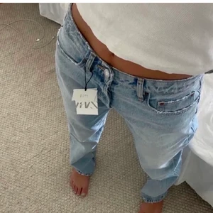 Mid rise jeans zara - Svinsnygga midrise jeans ifrån zara som tyvärr var försmå för mig, kan tänka mig byta mot ett par i 34/36 eller sälja vid bra bud💙💙