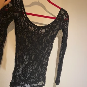 Spets tröja - Snygg tröja som man kan matcha med massor av kläder. Lite nopprig på vissa ställen men inget man märker av.