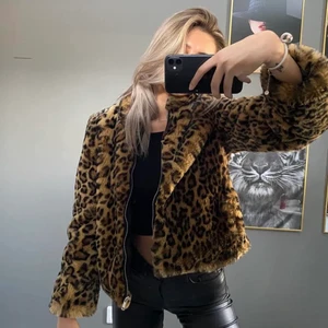 Höstjacka  - VÄLDIGT gosig och len jacka från zara, oanvänd 