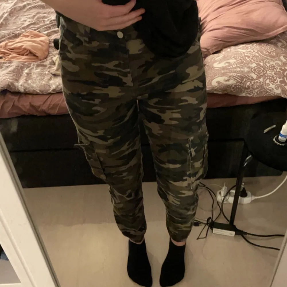 Cargobyxor från madlady i camoflage, använder ej längre, i bra skick 100kr + frakt. Jeans & Byxor.