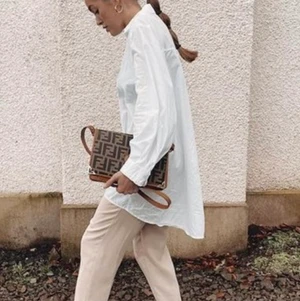 Klassisk oversize skjorta  - En klassisk oversized skjorta från Monki som är lite längre! I storlek S, men skulle säga att den passar allt mellan XS-M. Aldrig använd (lapp kvar). Material: 100% bomull. Nypris är 300 kr, säljer denna för 200 kr. Kan antingen mötas i Stockholm eller frakta🌿