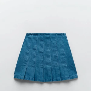 Jeans kjol - Super snygg kjol från zara! Köpte den för 299kr men Säljer för 150 + frakt. Aldrig använd och lappen sitter kvar! Storlek M