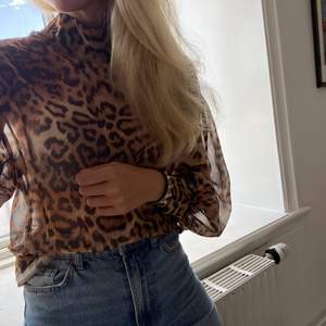 Säljer en H&M blus med leopard print. Använd 2 ggr därav som ny! Storlek 34🤎 
