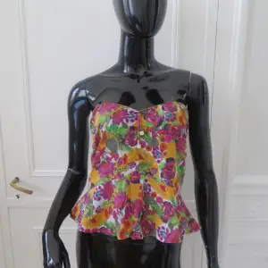 Made in Cotton material with flower pattern, Slightly transparent. In Good vintage condition, note that one of the stones are missing on the dice, feel free to ask for more pictures :)  * Brand: Dior  * Fits M-L, size 40 