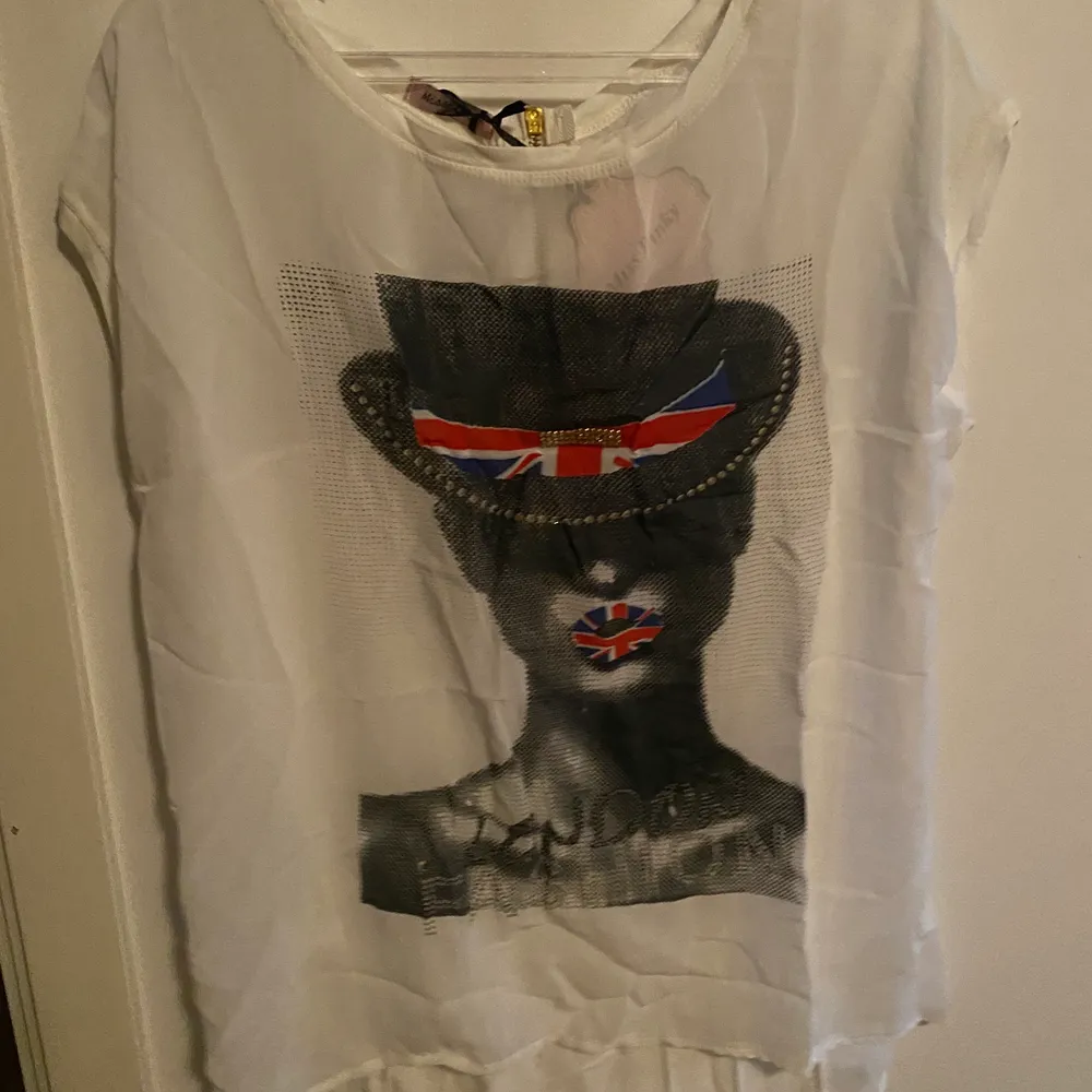 Ny vit T-shirt med figur på i storlek ONESIZE för bara 50kr. T-shirts.