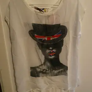 Ny vit T-shirt med figur på i storlek ONESIZE för bara 50kr