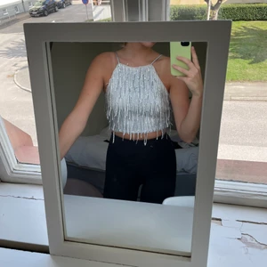 Party topp - Glittrig party topp ifrån bershka. Reglerbar i ryggen och axelbanden. Jag har vanligtvis S men den passar mig bra. 