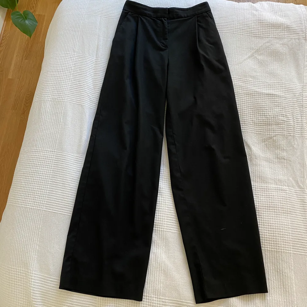 Väldigt fina svarta kostymbyxor från Monki. Högmidjade, supersköna och jättebra passform! Slutsålda, nypris: 350kr. Jeans & Byxor.