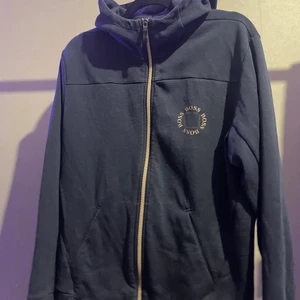 Boss tröja - För liten på mig nu. Skit snygg och skön tröja