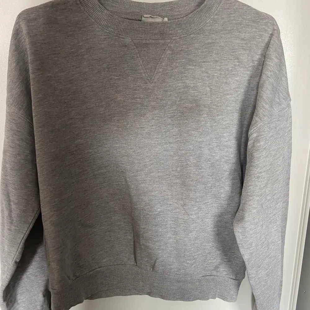 gr sweatshirt från gina tricot, 100+frakt💕. Tröjor & Koftor.