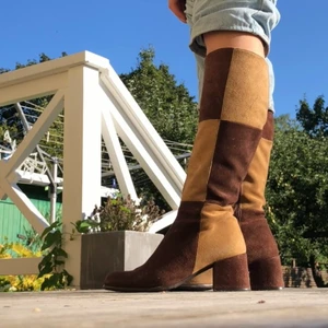 Stövlar  - Unika stövlar, köpta second hand men har aldrig kommit till användning. Passar en 37, och 38, men ganska smala där fram. Köpare står för frakten, möts annars upp i Stockholm 💛