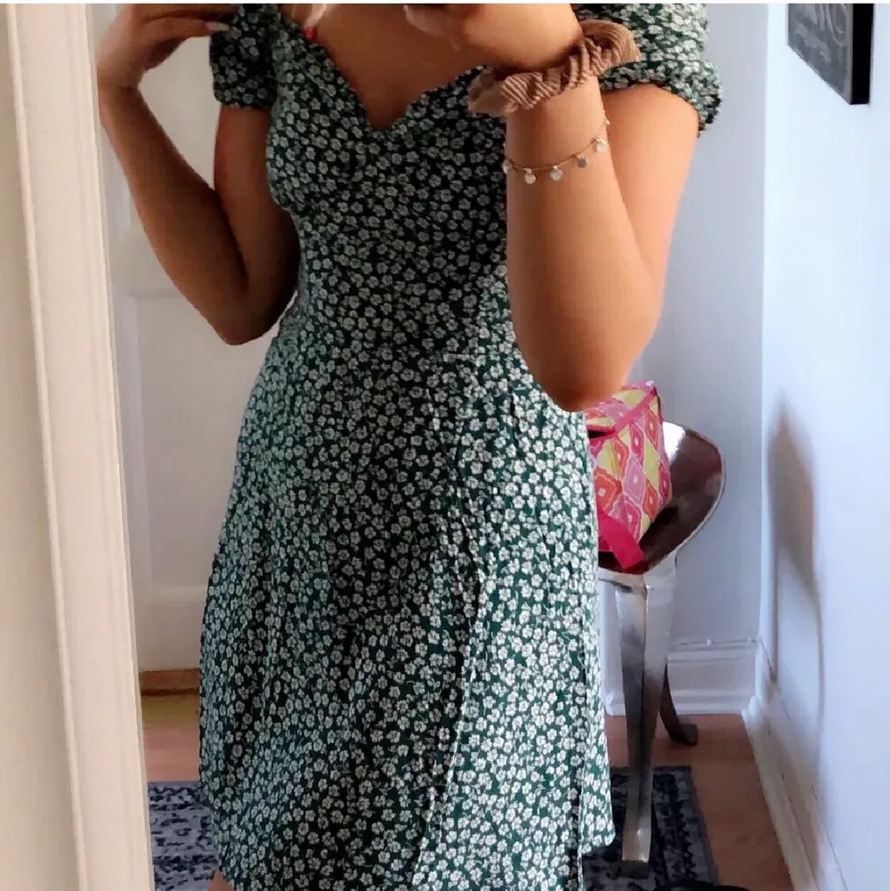 Säljer denna gröna klänning som jag köpte här på Plick, men som tyvärr inte kommer till användning! Storlek 40, men mer som 38! (Lånade bilder) 🥰 Köparen står för frakten🦋. Klänningar.