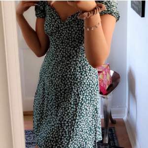 Säljer denna gröna klänning som jag köpte här på Plick, men som tyvärr inte kommer till användning! Storlek 40, men mer som 38! (Lånade bilder) 🥰 Köparen står för frakten🦋