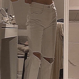jeans - Superfina jeans från pullandbear! Använd ca 10 gånger, passar både xs & s, skriv om du har frågor eller vill ha fler bilder!💞