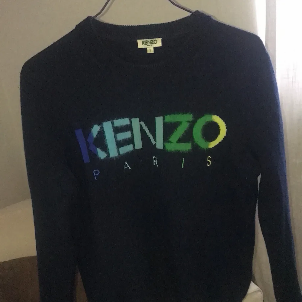 Kenzo Paris tröja väl omskött. Används ett par gånger.   Nypris:2500 kr . Tröjor & Koftor.