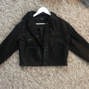 Läderjacka  - Säljer denna snygga läderjacka. Lädret är matt men ser glansigt ut på bilderna för att ljuset reflekteras. Lädret är inte äkta! Har använts 1 gång men säljer för den är inte riktigt min stil. Jackan är i storlek M men passar mig som vanligtvis har XS/S. Köpt för 400kr. Budgivning i kommentarerna vid många intressen🌸💓 köparen står för frakten! 