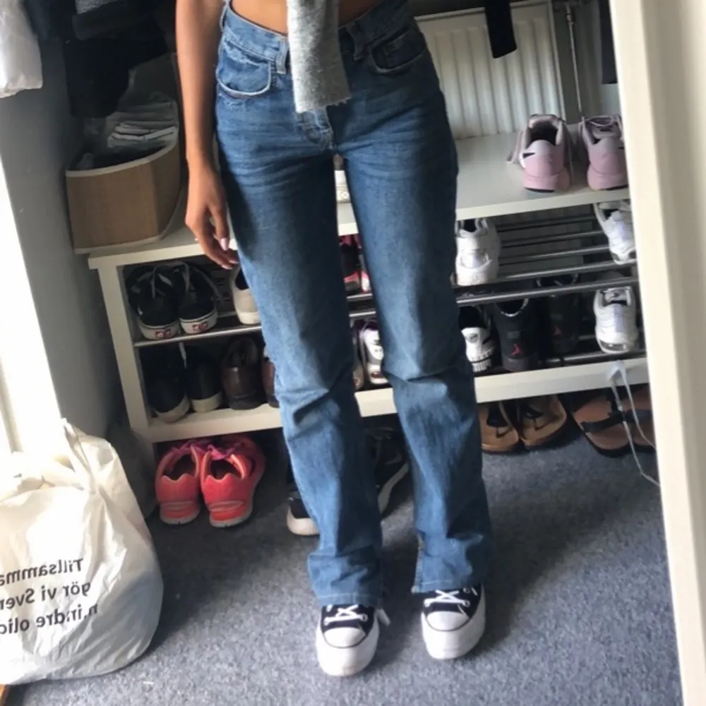 Straight jeans med slit. Köpte i London förra året. Jätte bra kvalite ”riktiga jeans” säljer för att dom inte passar längre. Storlek 32/34. Kan mötas i Sthlm eller frakta. Köparen står för frakt. . Jeans & Byxor.