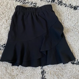 Svart volangkjol - Nästan oanvänd volangkjol från Gina tricot! Strl 36. Köpare står för frakten!⚡️