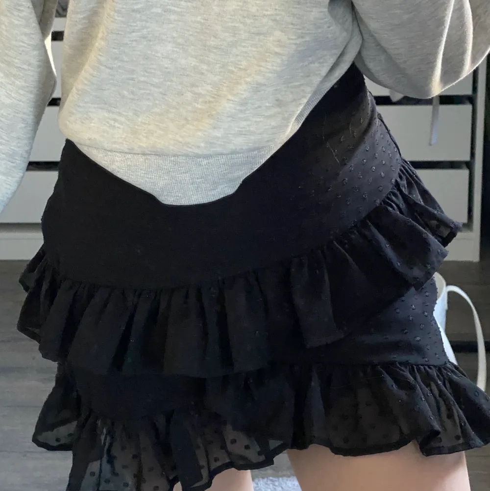 Fin kjol från Bikbok i storlek m men eftersom den är väldigt liten i storleken passar den mig som i vanliga fall passar i xs-s💗💗. Kjolar.