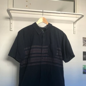 Blå vans skjorta  - Randigt mönster och en ficka i fram. Kan mötas upp i sthlm eller frakta, kunden betalar frakten💕