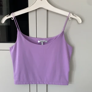 Chiquelle linne - Säljer en oanvänd topp/linne från chiquelle. Jättefin lila färg, stretchig så passar xs/s