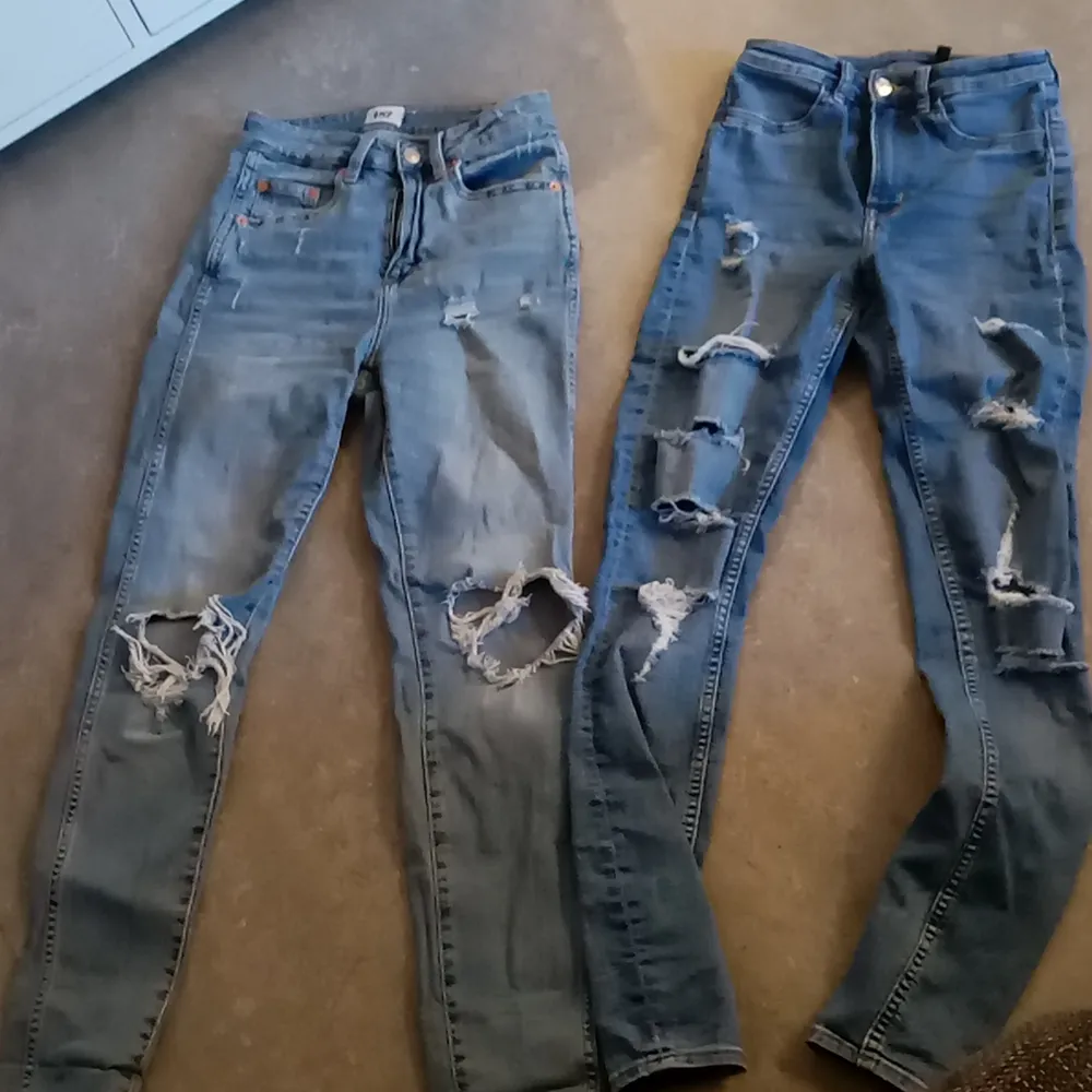 Jeans med slitningar. Knappt använda. Dom mörka blåa i storlek 34. Ljusa i storlek small. . Jeans & Byxor.
