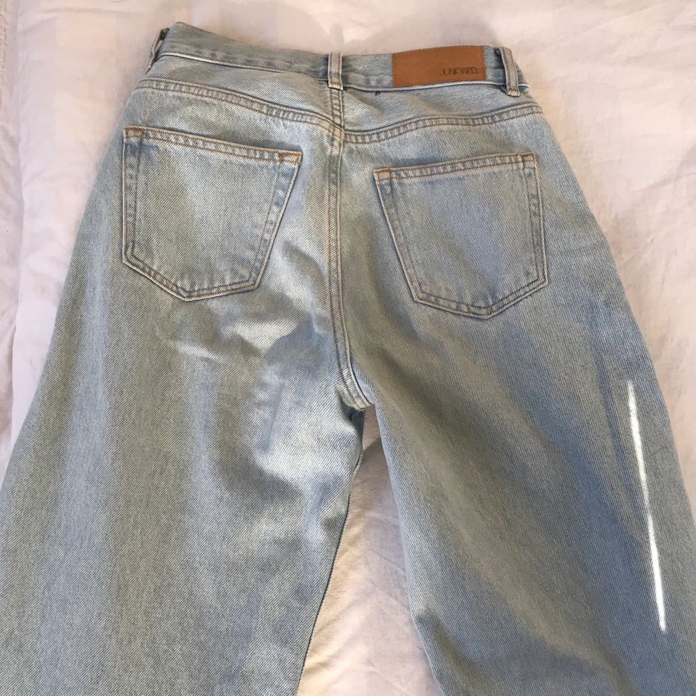 Populära wide leg jeans från Junkyard. Köpte dom för 500kr för ett par månader sen och har använt dom några gånger💗 midjemått: 66cm, innerbenslängd: 78cm (jag är 173cm). Jeans & Byxor.