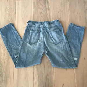 Blåa jeans med slitningar. Från H&M i storlek 36.✨