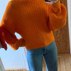 säljes en orange stickad tröja från ginatricot. jättefin färg, storlek S. använd få gånger, inga skador alls! 