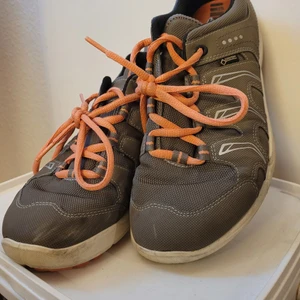 ECCO Gore tex sneakers - Strl 37, använda några gånger. Snygg grön färg med en svag orange. Fot riktiga skor, jätte sköna att ha på.