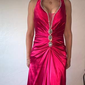 Säljer denna rosa klänning i storlek S. Den är använd en gång för en fest. Kontakta om det finns fler frågor. Kan även skicka fler bilder.
