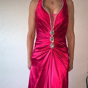 Rosa klänning  - Säljer denna rosa klänning i storlek S. Den är använd en gång för en fest. Kontakta om det finns fler frågor. Kan även skicka fler bilder.