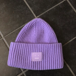 Mössa - Säljer nu min jättesnygga acne mössa i en superfin lila färg💜 I nytt skick. Nypris lite över 1100 kr men jag säljer för 500 kr. Denna färgen har utgått och finns inte längre att köpa på acnes hemsida. Kan skicka men köparen står för frakten!🖤💕