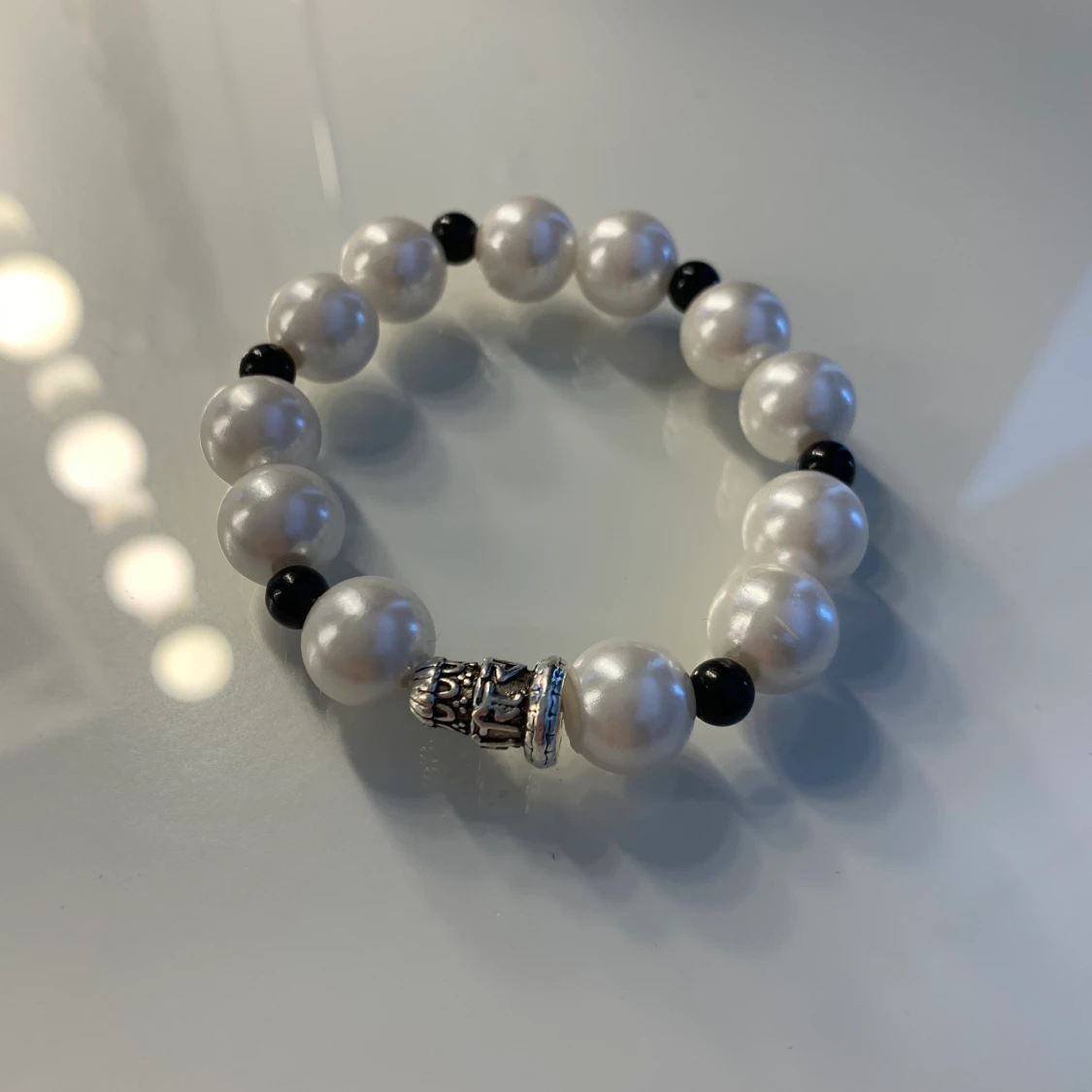 Pärlarmband svart, vitt & antiksilver