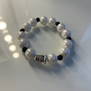 Pärlarmband svart, vitt & antiksilver - Superfint elastiskt pärlarmband med en silverdetalj🤩 Säljs för 70kr inklusive frakt.