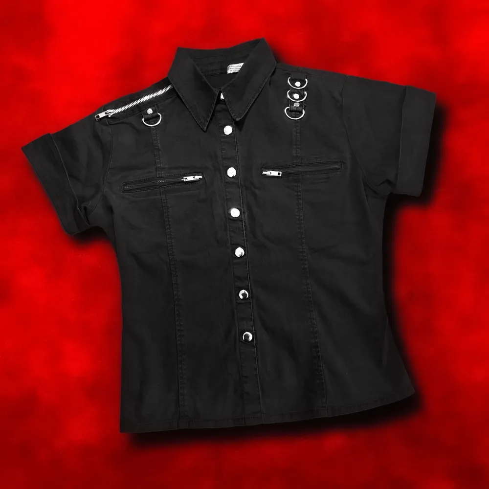 “𝑰’𝒗𝒆 𝒈𝒐𝒕 𝒕𝒉𝒊𝒔 𝒕𝒘𝒊𝒔𝒕𝒆𝒅 𝒍𝒊𝒕𝒕𝒍𝒆 𝒍𝒐𝒗𝒆 𝒇𝒐𝒓 𝒂𝒍𝒍 𝒕𝒉𝒊𝒏𝒈𝒔 𝒆𝒗𝒊𝒍.” Maffig svart alternativskjorta med D-ringar, blixtlås och tryckknappar i metall🥵⛓ I perfekt skick! ⚡️ Major modern steampunk vibez!! 🤟🏻 Strl L men snarare en M. Frakt tillkommer på 57kr 💌. Skjortor.