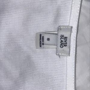 River island topp - Fyrkantig uringning ribbad topp. Storlek 8, motsvarar 36/38. 