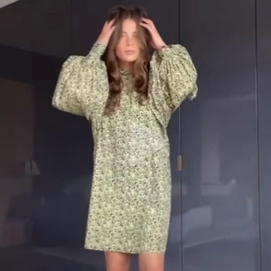 Klänning  - Hejsan!! Säljer nu den här sjukt snygga klänningen till vår och sommar för 100kr!!!💞💞💕💕 pris lappen är kvar! Och den är i storlek s, samt jag är 168cm💕🥳🥳🤩🤩