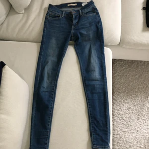 Levis 710 Super Skinny jeans  - Ett par superfina blåa Levis jenas i storlek 25. Fin färg och sitter som en smäck. :))😍🤩😄😄🌟 #levis #jeans #superfina 